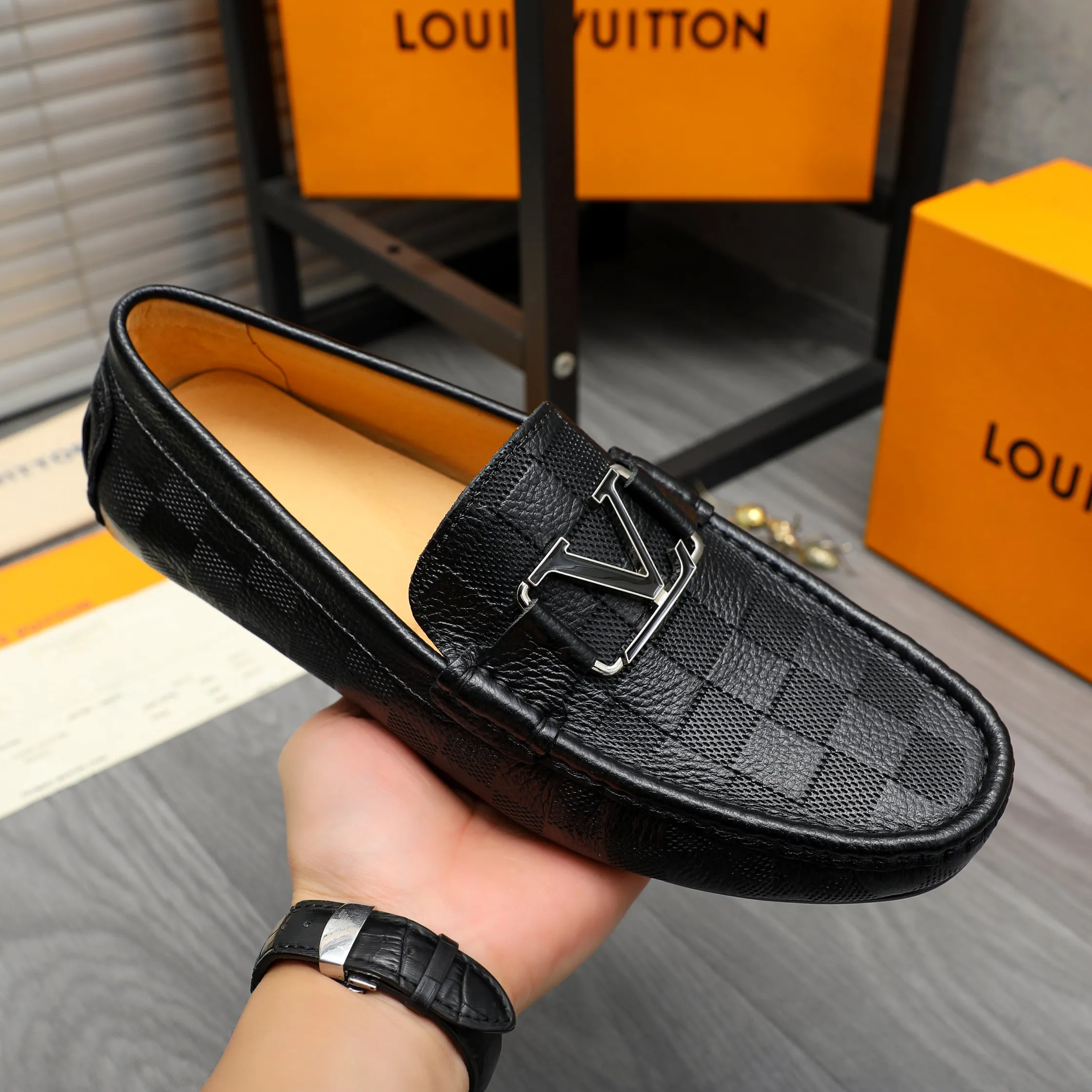 Men's shoes 💰p380 Product trademark: LV "Louis Vuitton" casual slip-on men's shoes Regular size: 38-45 Product materials: Selected classic embossed plaid upper, pigskin lining, rubber outsole